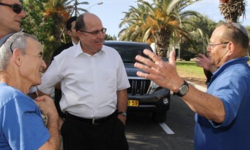 השר יעלון בקיבוץ סעד [צילום: רפי בביאן]