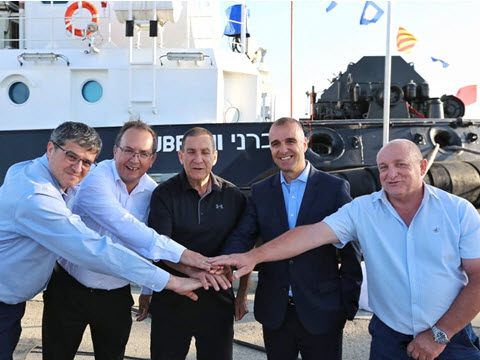 מימין: איציק לוי, מנכ"ל קצא"א בפועל, ארז חלפון, יו"ר קצא"א, האלוף (במיל') יפתח רון טל, יו"ר חברת החשמל, עופר בלוך, מנכ"ל חברת החשמל, משה בורנשטיין, מנכ"ל חברת הפחם [צילום: אדי ישראלי]