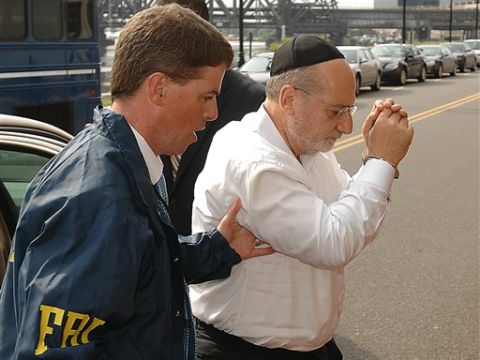 חשוד בלתי מזוהה מובא למעצר [צילום: AP]