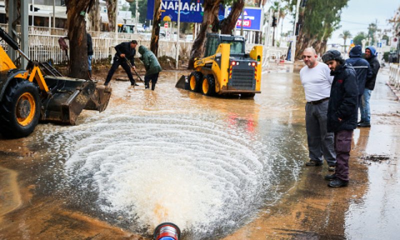 עבודות הניקוז בנהריה בעת הצפת נחל הגעתון [צילום: דוד כהן/פלאש 90]