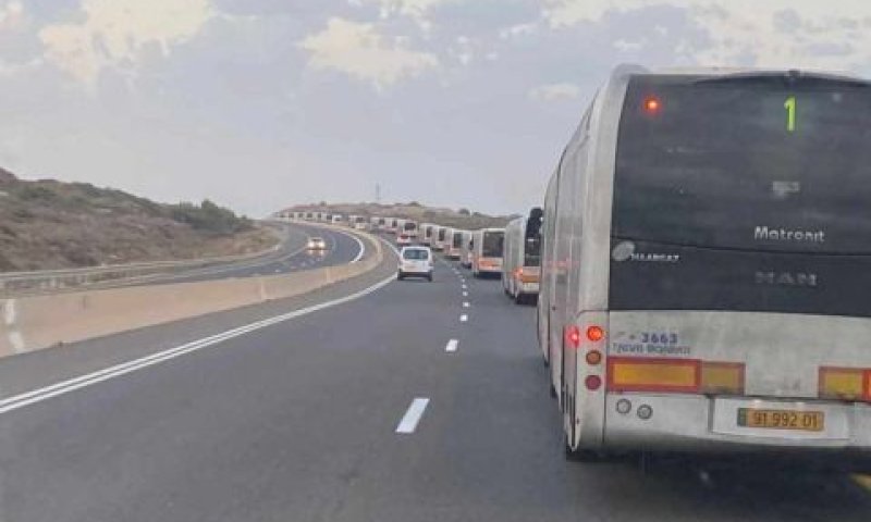 שיירת מטרוניות נעה לעבר המרכז [צילום: אדם גואמיס]