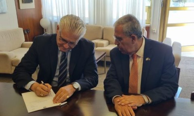 אבידר חותם על מכתב ההתפטרות המוגש ליו"ר הכנסת מיקי לוי