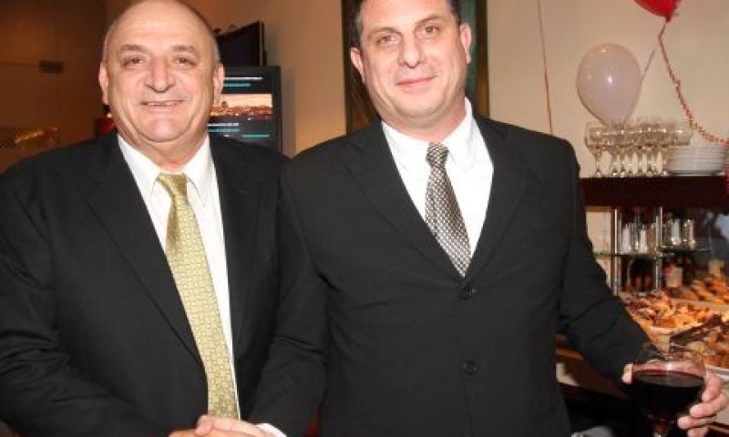 דובי רקיע מנכל המלון ויצחק תשובה[צילום: פביאן קולדרוף]