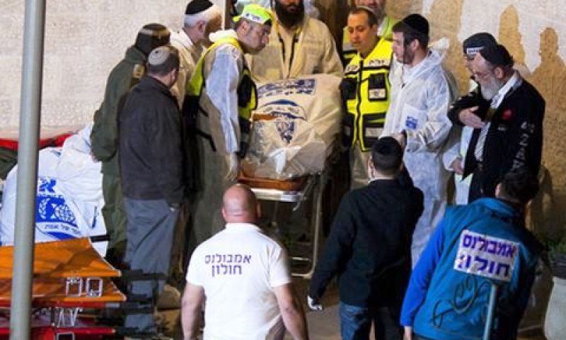 גופות הנרצחים מוצאות מבית המשפחה [צילום: פלאש 90]