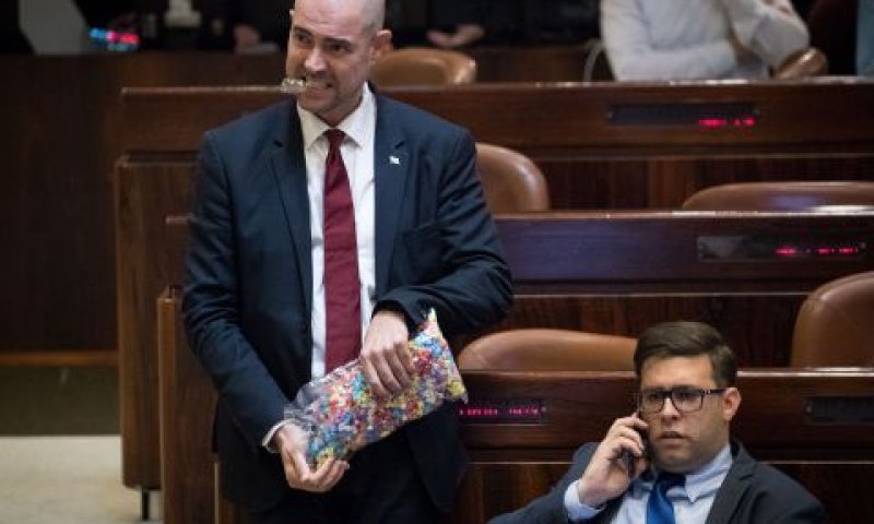 אוחנה והסוכריות. נדבק מאורן חזן? [צילום: יונתן זינדל/פלאש 90]