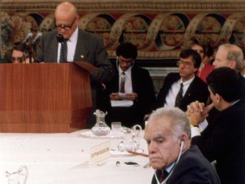 יצחק שמיר מסרב להביט [AP]