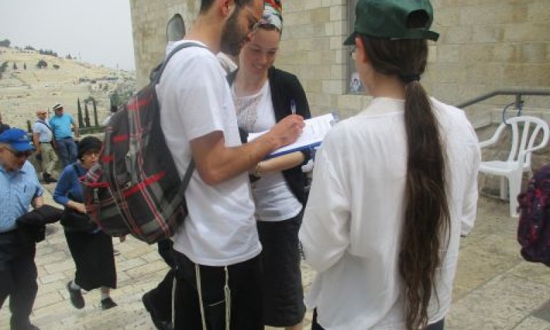 החתמת אזרחיות על העצומה