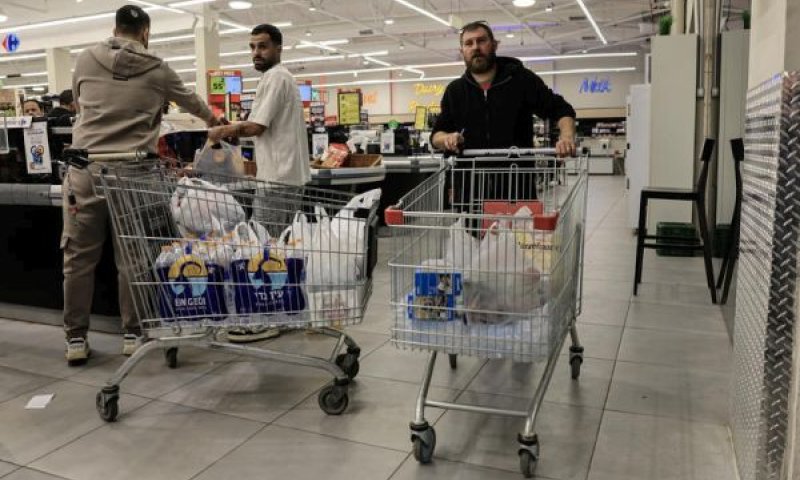 לא בכל הסניפים [צילום: צפריר אביוב/פלאש 90]