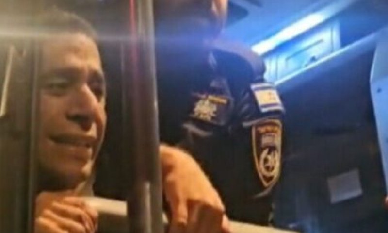 שוטרים נאבקים באוטובוס עם הלום קרב [צילום: שימוש לפי סעיף 27א לחוק זכויות יוצרים]