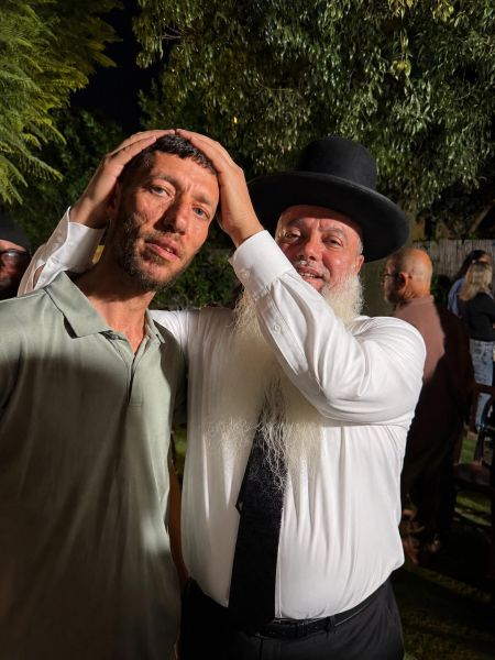 הרב יגאל כהן ומייק [צילום: באדיבות המצולמים]