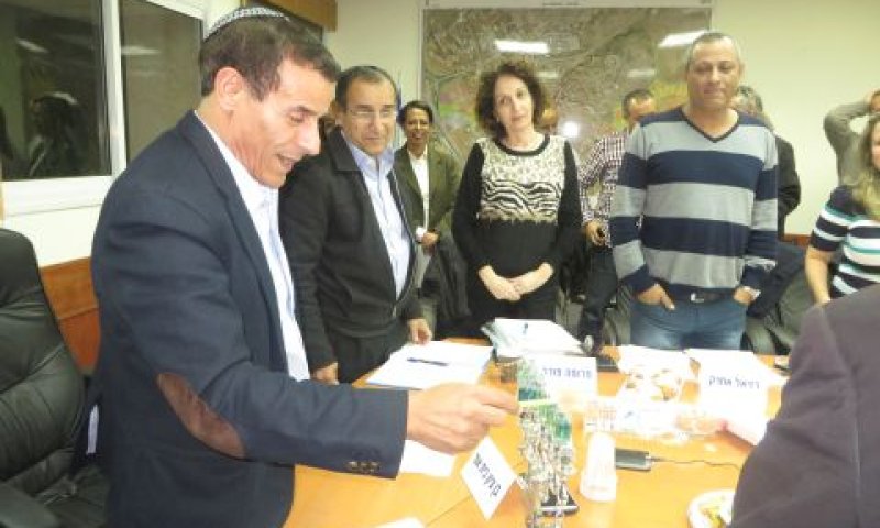 הדלקת נרות בישיבת מועצת ראש העין