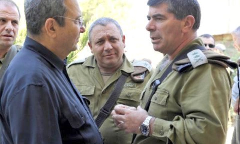 הרמטכ"ל הקודם גבי אשכנזי, אלוף אייזנקוט ואהוד ברק [צילום ארכיון: אריאל חרמוני]