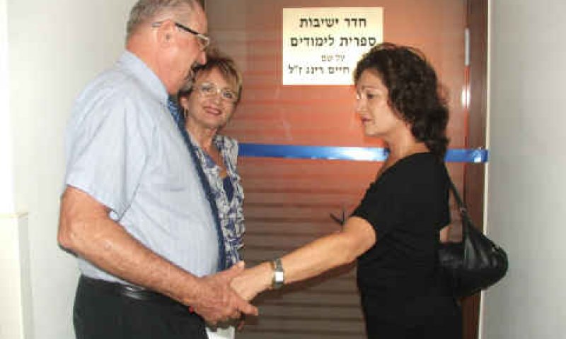 אירן רינג, ד"ר יוליאנה שוורץ, ראש המחלקה לשיקום נוירולוגי ג', פרופ' הרט, מנהל בית החולים לוינשטיין [צילום: יח"צ]
