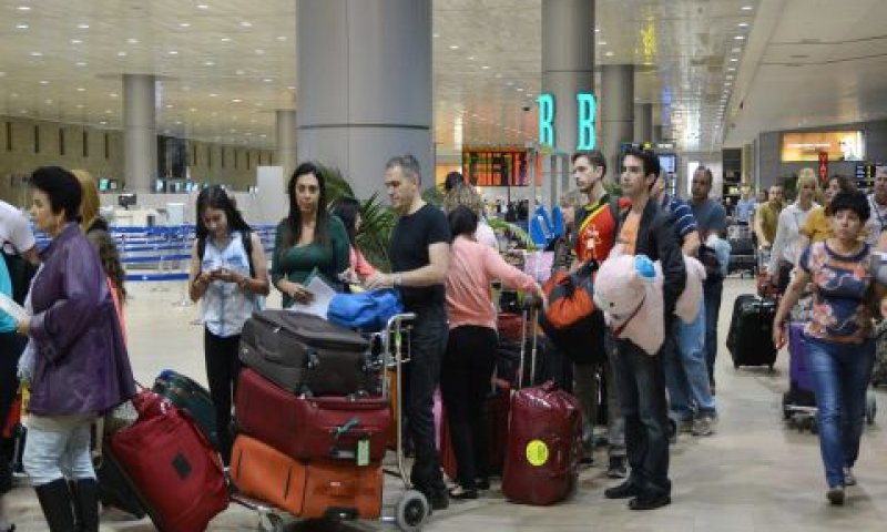 ישראלים בנתב"ג [צילום: פלאש 90]