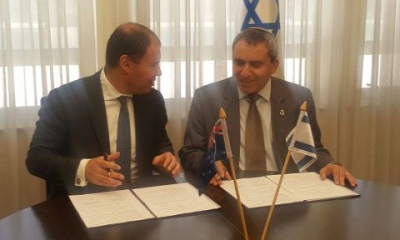 השר להגנת הסביבה זאב אלקין ושר הסביבה והאנרגיה האוסטרלי ג'וש פריידנברג, בעת חתימת ההסכם [צילום: המשרד להגנת הסביבה]