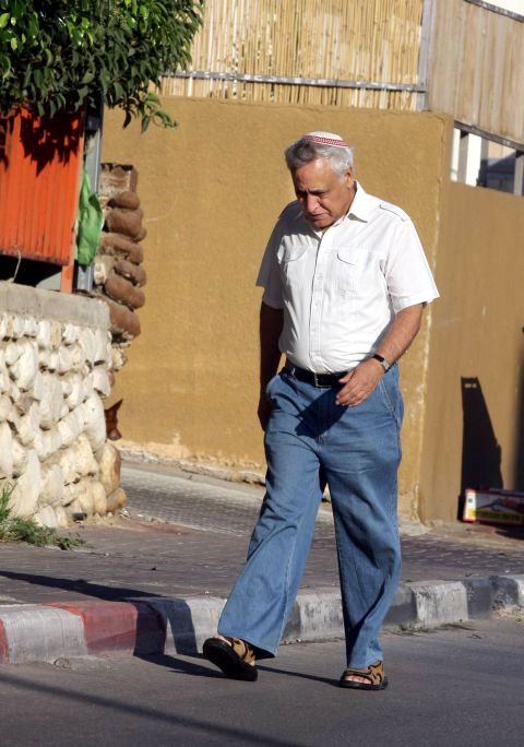 האזרח משה קצב חוזר מאמירת סליחות [צילום: פלאש 90]