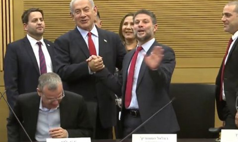 ראש הממשלה ושר האוצר בליחצת ידיים לבבית. "בניגוד למה שמספרים בתקשורת, בתקציב יש בשורות אדירות"