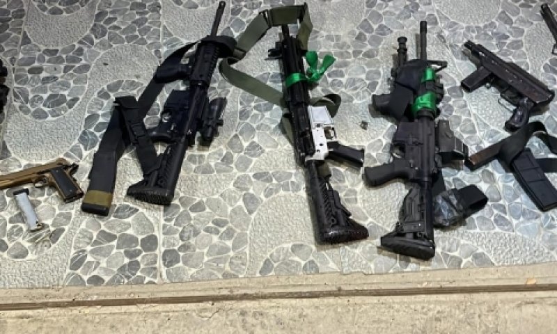 חלק מכלי הנשק שהוחרמו לאחר חיסול המחבלים הלילה [צילום: דובר צה"ל]