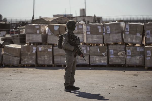 מעבר כרם שלום - חייל מאבטח חבילות סיוע [צילום: AP/אוהד צוויגנברג]