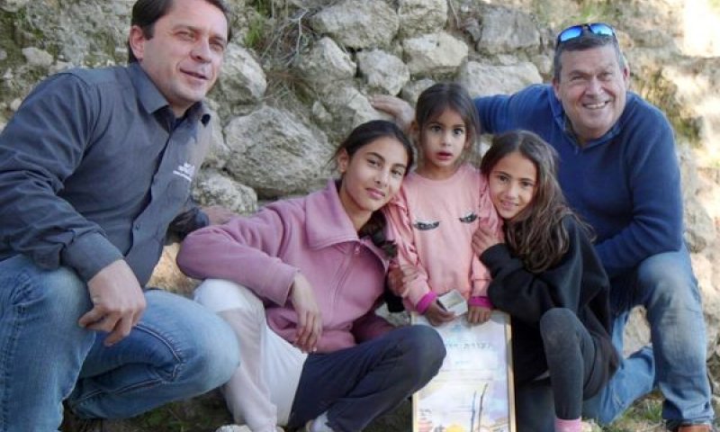 מימין לשמאל: פרופ' עודד ליפשיץ, נגה, זיו ועומר ניצן, וסמיון גנדלר [צילום: אמיל אלג'ם רשות העתיקות]