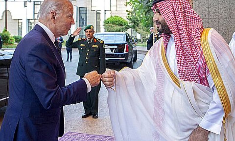 ביידן, בפגישתו עם בן סלמאן [צילום: בנדר אלג'אלוד/ הארמון המלכותי הסעודי/AP]