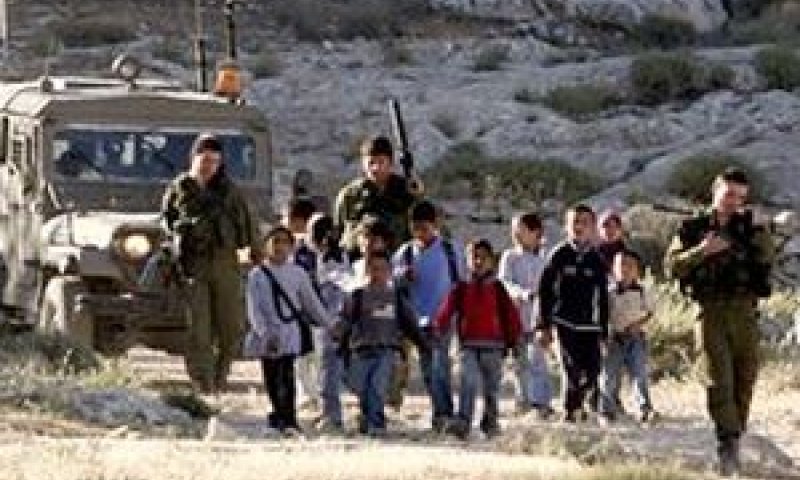 ליווי תלמידים פלשתינים לבית הספר. הצד הישראלי הוא הרוע המוחלט [צילום: AP]