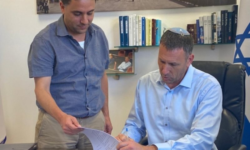 השר כהנא חותם על התקנות החדשות [צילום: המשרד לשירותי דת]