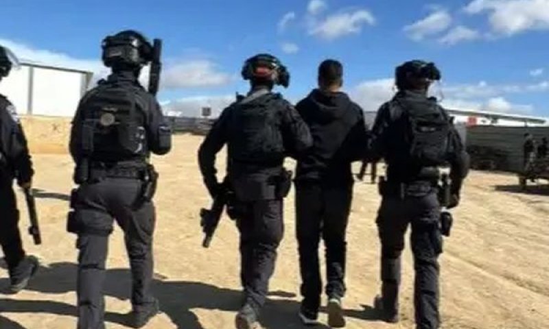 שוטרים מכתרים את הכפר [צילום: דוברות המשטרה]