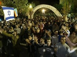 השמחה בכפר מראר עם הגיעו של עזאם [צילום: AP]