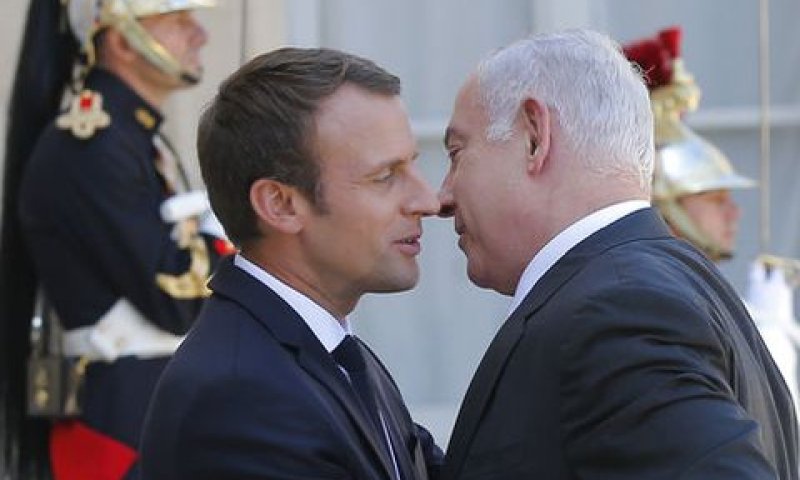נתניהו ומקרון [צילום: מישל אלר/AP]