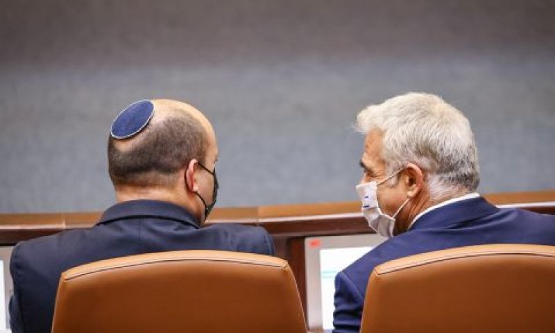 לפיד ובנט. טיפול בדרגים הבכירים בישראל [צילום: נועם מושקוביץ/דוברות הכנסת]