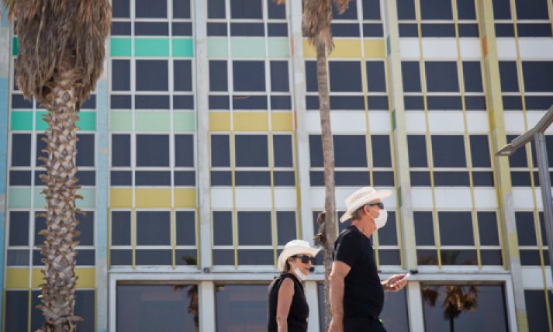 הטיילת בתל אביב. לא מספיק כובע [צילום: מרים אלסטר/פלאש 90]