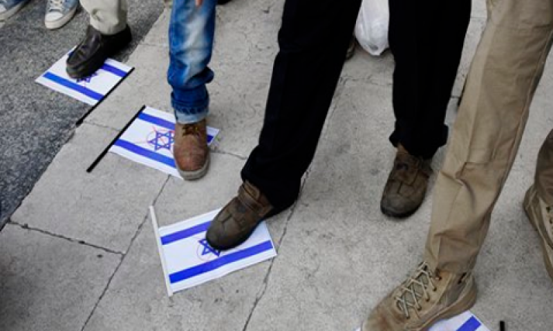 דורכים על דגלי ישראל בטהרן [צילום: AP]