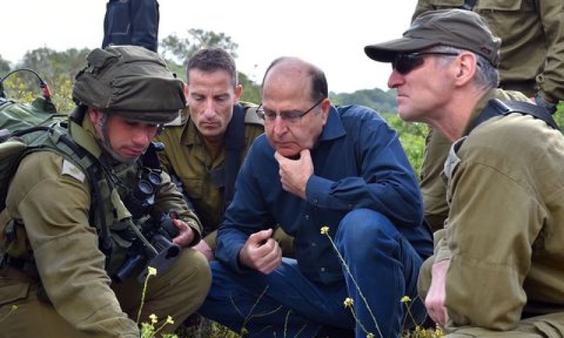 יעלון ולצידו אלוף יאיר גולן [צילום: אריאל חרמוני]