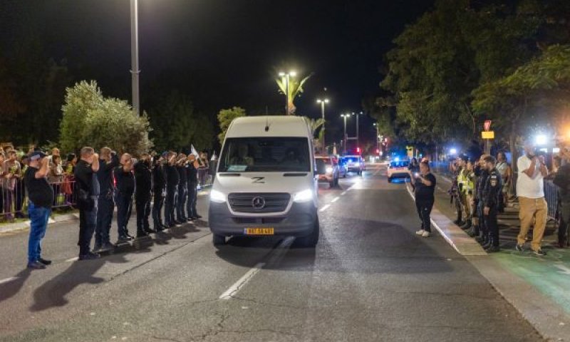 העברת גופות ארבעת החללים בליל שמיני עצרת [צילום: דור פזואלו/פלאש 90]