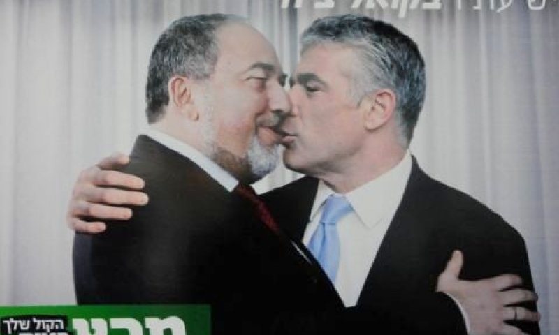 לפיד וליברמן בכרזה של מרצ מתקופת הבחירות [צילום: פלאש 90]