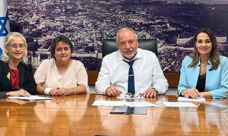 ליברמן, שאשא-ביטון ובן דויד בהכרזה על הסכם השכר החדש עם המורים [צילום: דוברות האוצר]