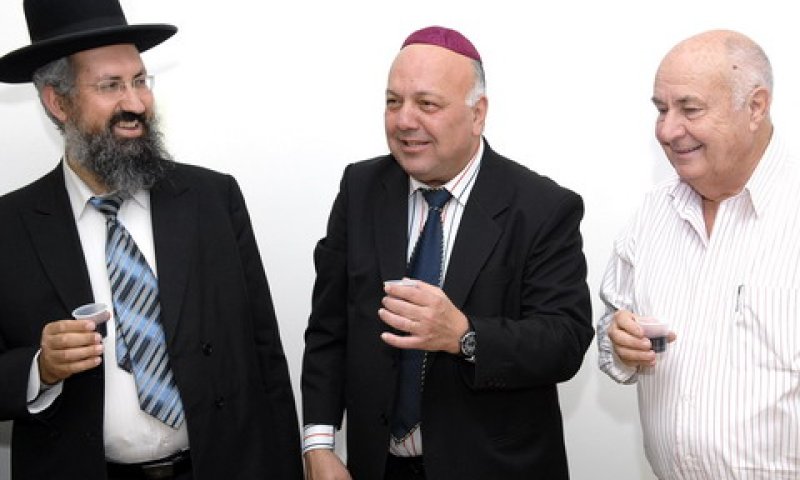 מתרחבת על-ידי "בליעת" רשתות מקומיות. רמי מנדל, מנכ"ל קואופ, במרכז, בטקס חניכת סניף מיסטר זול במודיעין [צילום: יח"צ]