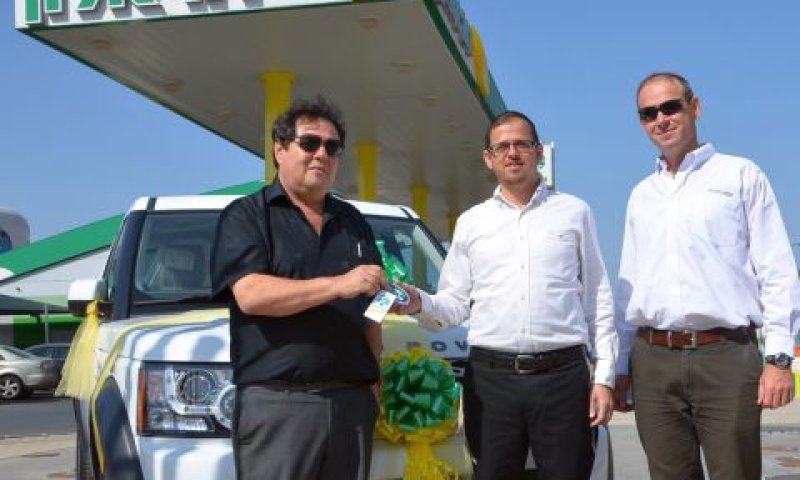 מנכ"ל דור אלון ישראל יניב וסמנכ"ל השיווק של לנדרובר רמי וקסמן, עם הזוכה יעקב כהנא [צילום: אביב חופי]