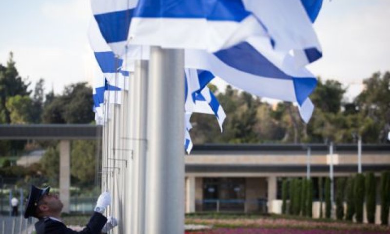 הדגלים הורדו לחצי התורן [צילום: הדס פרוש/פלאש 90]