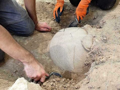 חשיפת קנקן מימי השופטים בחורבת אל ראעי [צילום: סער גנור, רשות העתיקות]