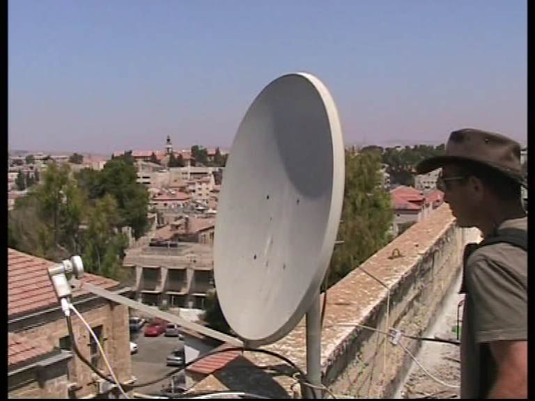 צלחת לווין שנתפסה בבניין תחנת "כל האמת"