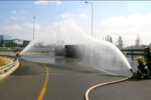 כבאים מסלינים מים על המיכלית [צילום: שירותי כבאות והצלה]