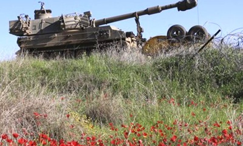 תותח ישראלי בדרך לעמדה בעוטף עזה [צילום: AP]