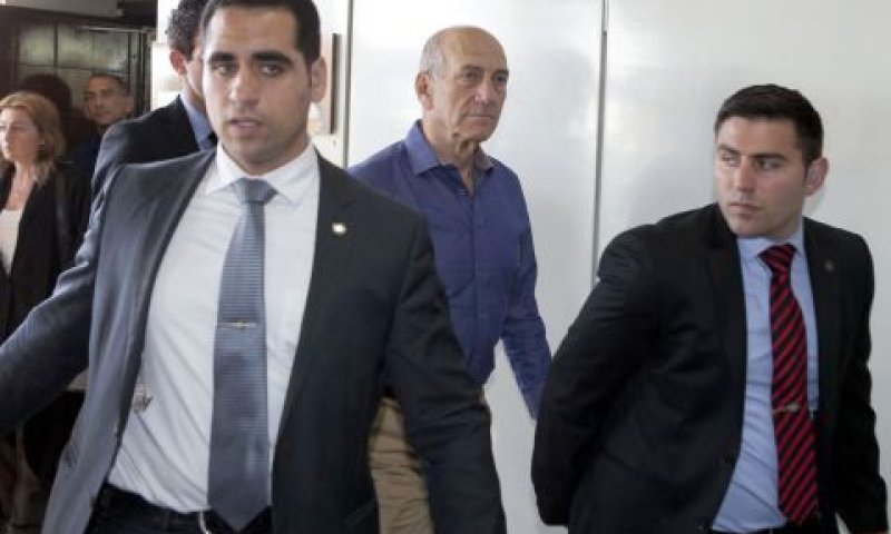 אולמרט היום בבית המשפט [צילום: AP]