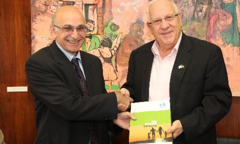 ריבלין מקבל את הדוח מיו"ר הלמ"ס שלמה יצחקי [צילום: למ"ס]