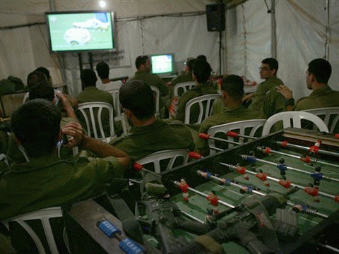 חייל צה"ל לוקחים הפוגה בבסיס צבאי סמוך לרצועת עזה וצופים בגמר הגביע העולמי [צילום: AP]