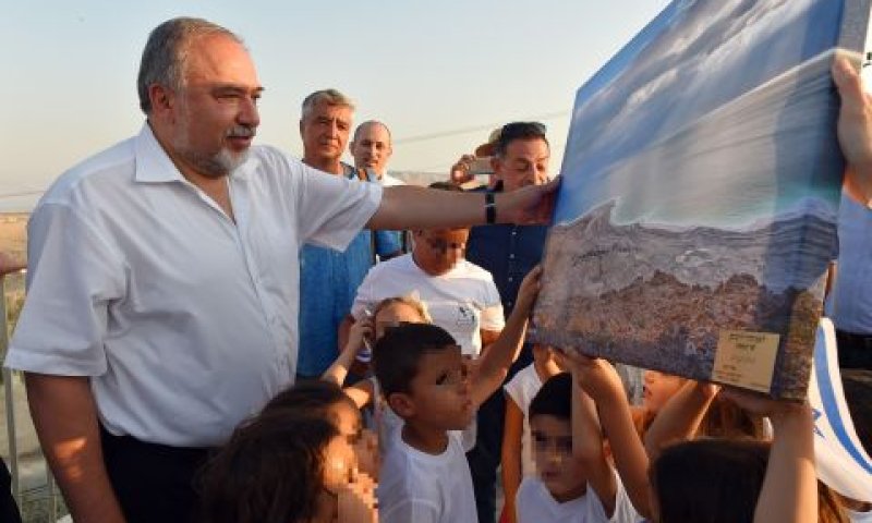 קבלת פנים לליברמן [צילום: אריאל חרמוני]