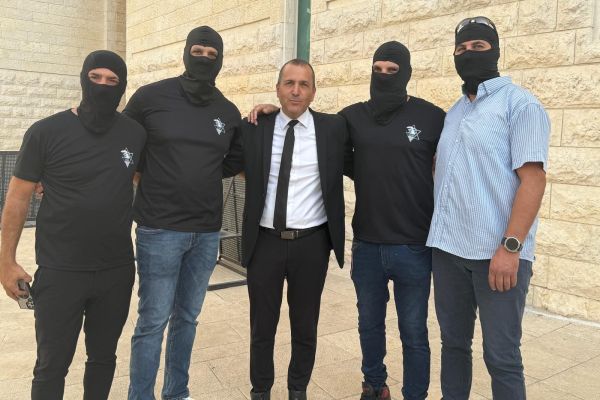עו"ד אפרים דמרי עם ארבעה מהתובעים מכוח 100 [צילום: יח"צ]