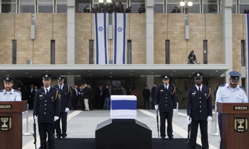 ארונו של שרון ברחבת הכנסת [צילום: פלאש 90]